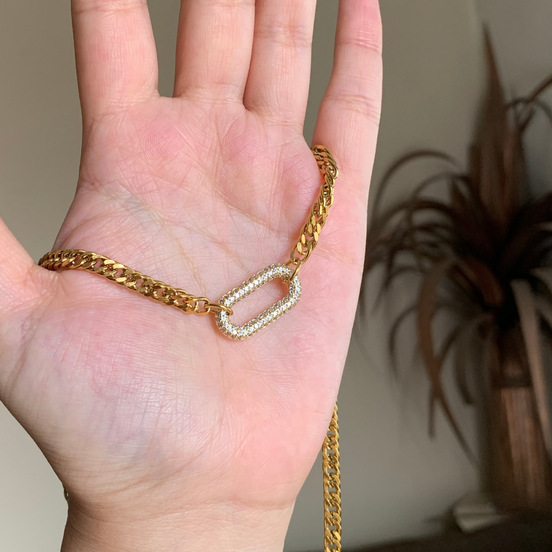 Cadena con dije de broche