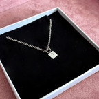 Collar Mini Placa Inicial