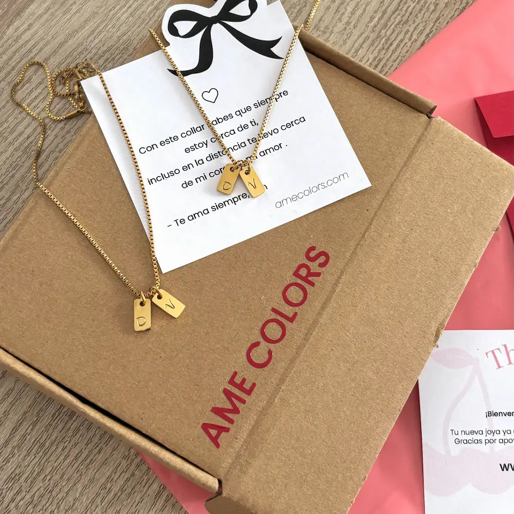 Collares con iniciales personalizadas empaqu y nota con mensaje