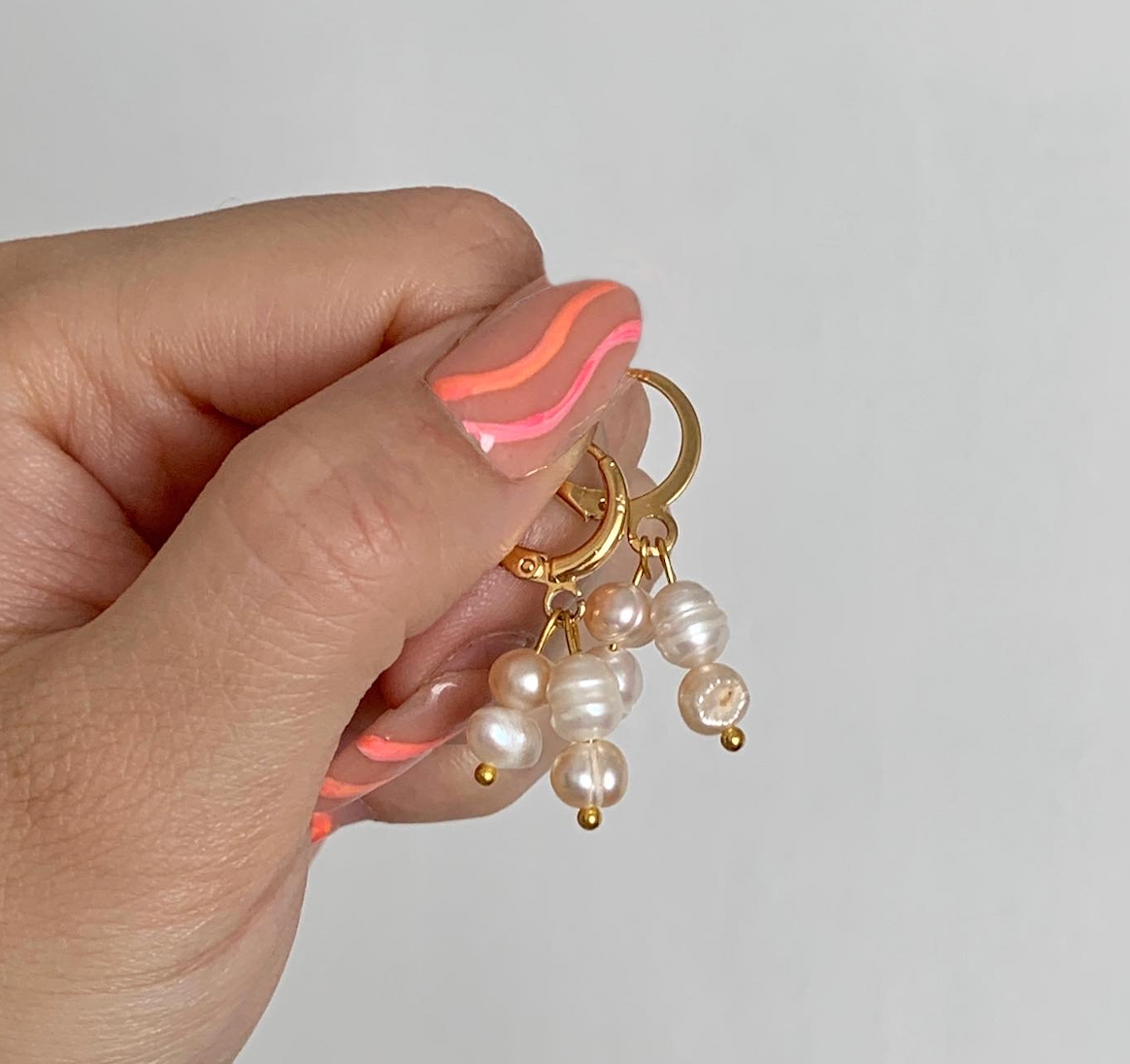 Aretes huggies con perla cultivada
