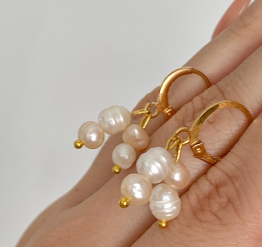 Aretes huggies con perla cultivada