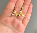 Huggies con dije arcoíris.